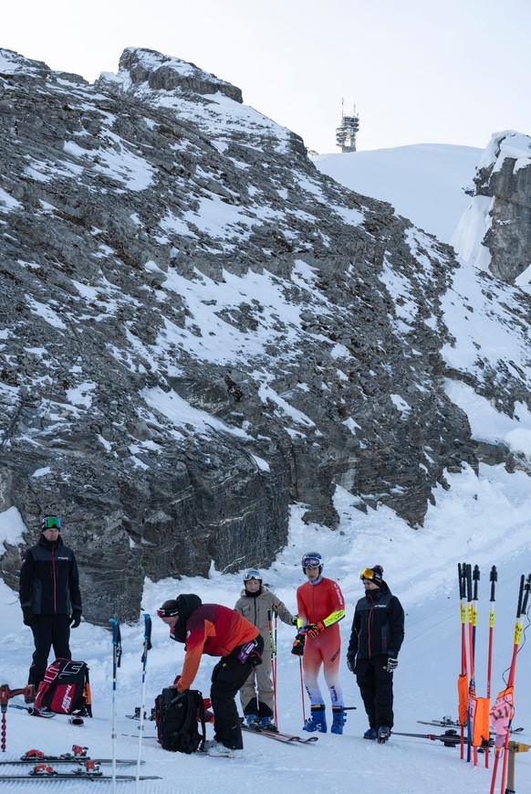 Marco Odermatt et son entourage prêts pour l'entraînement, sur le Titlis.