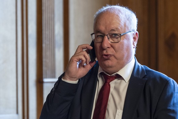 Staenderat Pierre-Yves Maillard, SP-VD, spricht im Vorzimmer an der Sommersession der Eidgenoessischen Raete, am Dienstag, 11. Jun i 2024, in Bern. (KEYSTONE/Peter Schneider)