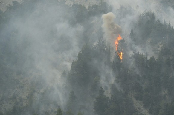 Une forêt en feu au dessus de Chamoson (VS) est prise en photo ce mercredi 22 aout 2012 a Chamoson.