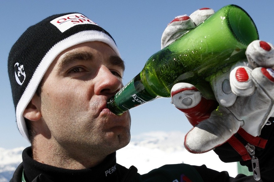 Le skieur suisse Didier Defago boit une biere lors du 9eme Verbier High Five by Carlsberg ce samedi 5 avril 2008 sur les pistes de ski de Verbier. Cet evenement est une competition, qui permet aux fan ...