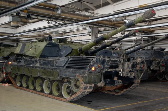 ARCHIV - 12.10.2010, Schleswig-Holstein, Flensburg: Panzer vom Typ Leopard 1 A5 aus dänischen Beständen stehen in Flensburg in einer Produktionshalle in der die Firma Danfoss ihre Lager- und Produktio ...