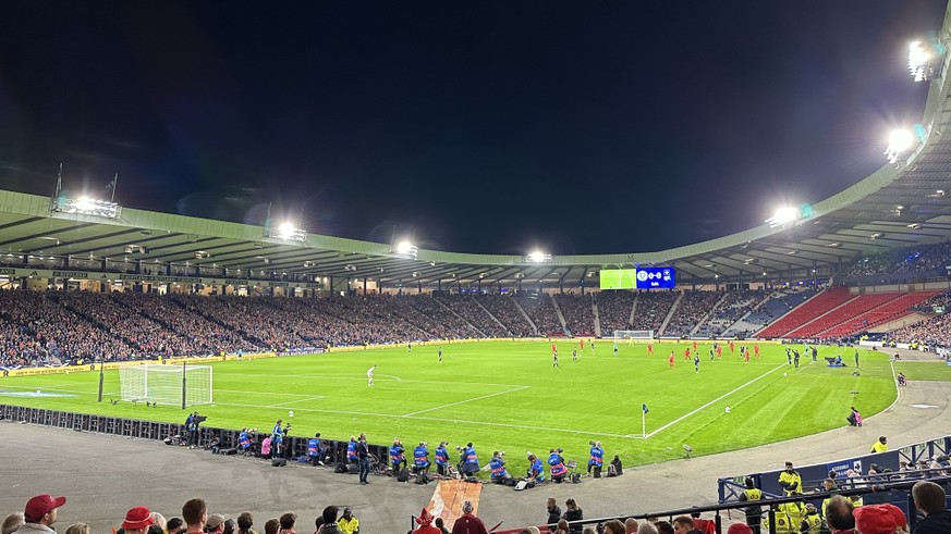 Il y avait environ 10 000 sièges vides mardi soir à Hampden Park.