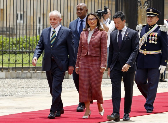 epa11284901 Brazilian president Luiz Inacio Lula da Silva (L), accompanied by the first lady of Brazil, Rosangela &#039;Janja&#039; Lula da Silva (C), arrives with military honors at the Plaza de Arma ...
