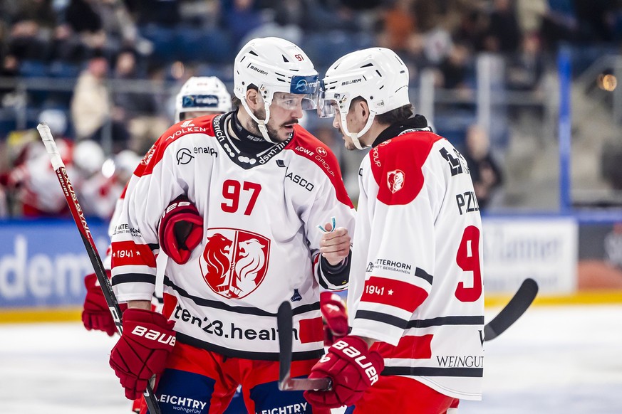 Stefan Maeder (EHCV), links, Rocco Pezzullo (EHCV), rechts, im fuenften Spiel des Playoff-Finals der Eishockey Sky Swiss League zwischen dem EHC Basel und dem EHC Visp in der St. Jakob-Arena in Basel  ...