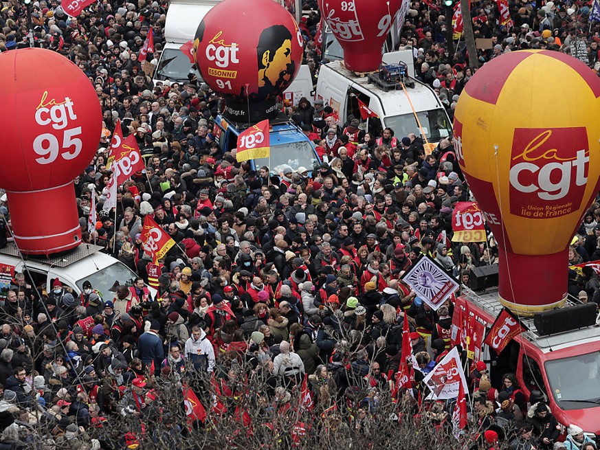 Les manifestants ont battu le pav