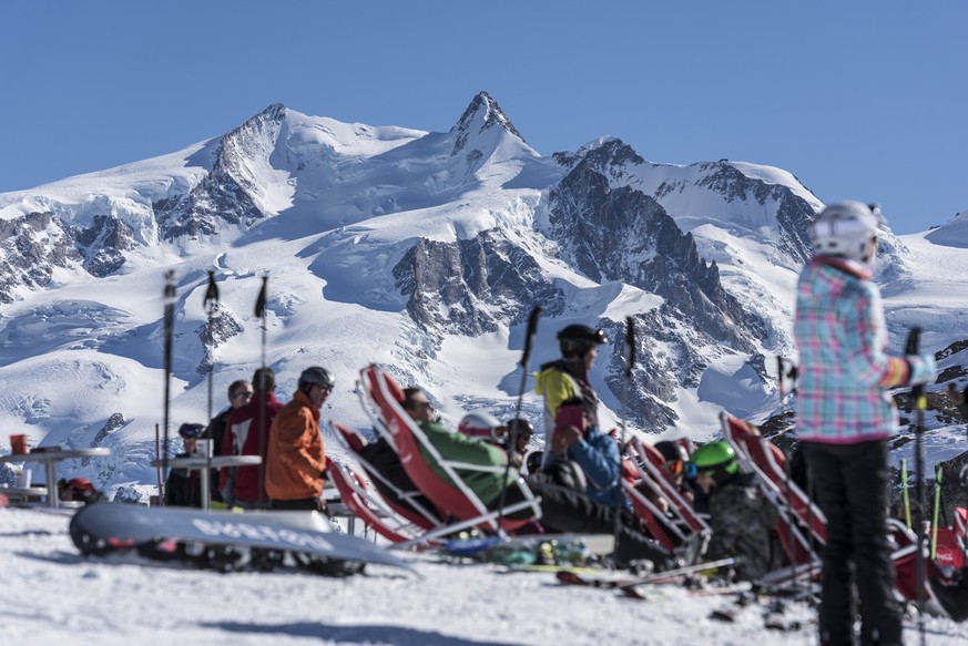 Mountains and people pictured at Trockener Steg above Zermatt, Canton of Valais, Switzerland, on February 13, 2019. (KEYSTONE/Christian Beutler)