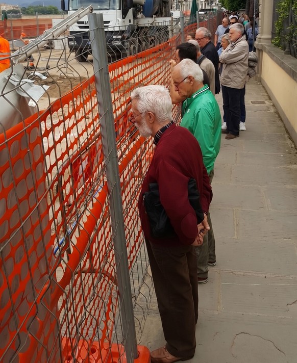 https://www.dire.it/04-06-2016/57560-gli-umarells-da-bologna-si-sono-spostati-a-firenze/