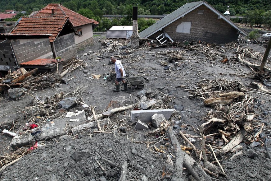 Une maison est ensevelie sous des débris après des glissements de terrain causés par des inondations dans le village de Ciganski Potok, près de la ville bosniaque de Zenica, à 110 km de Sarajevo, en B ...