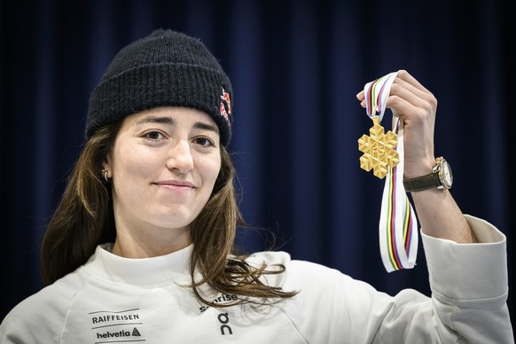 La championne du monde de ski slopestyle, Mathilde Gremaud, pose avec sa médaille lors d&#039;une reception organisee par la commune de La Roche dans le canton de Fribourg, ce vendredi 10 mars 2023 a  ...