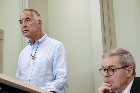 Le chanoine Antoine Salina, gauche, parle a cote de Pierre Aubert, droite, procureur general du canton de Neuchatel, lors d&#039;une conference de presse du groupe de travail charge d&#039;enqueter su ...