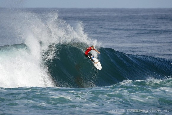 L'Australien Adrian Buchan en action lors de la Quiksilver pro France dans le cadre du World surf league (WSL) à Hossegor, en octobre 2016.