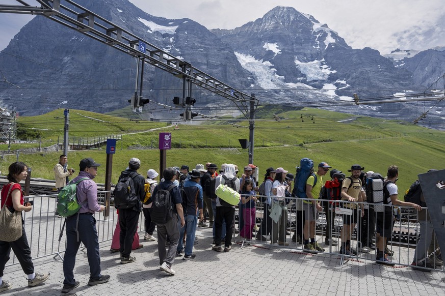Touristen stehen an um auf das Jungfraujoch zu reisen, am Mittwoch, 8. Juli 2026, auf der Kleinen Scheidegg. (KEYSTONE/Peter Schneider).