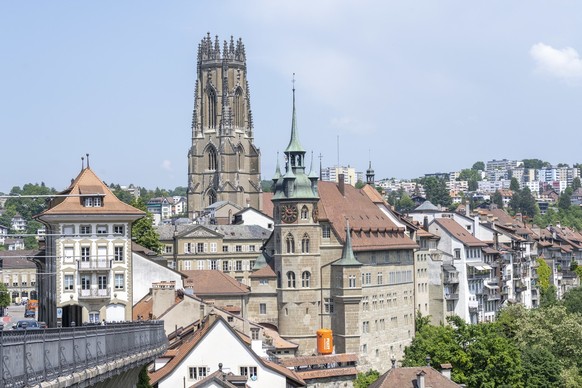 Die Kathedrale St. Nikolaus und das Regierungsgebaeude des Kantons Freiburg, fotografiert am Dienstag, 31. Mai 2023, in Freiburg. (KEYSTONE/Christian Beutler)