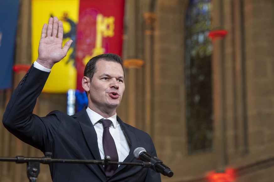 Le conseiller d&#039;Etat genevois, Pierre Maudet, prete serment en levant le bras, lors de la Prestation de serment du Conseil d&#039;Etat a la cathedrale Saint-Pierre, ce mercredi 31 mai 2023 a Gene ...