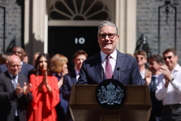 epa13122677 Outgoing British Prime Minister Keir Starmer delivers a farewell speech outside 10 Downing Street before departing for Buckingham Palace, to tender his formal resignation to King Charles I ...
