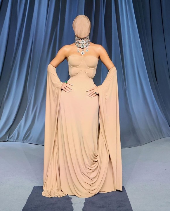 Son look au cinquième gala annuel de l'Académie des arts et des sciences du cinéma le 18 octobre 2025, à Los Angeles, a fait sensation.