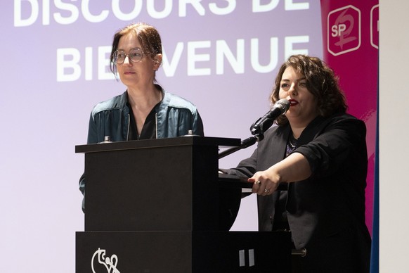 Begruessung durch Tamara Funiciello (rechts) und Martine Docourt (links), Co-Praesidentinnen SP Frauen Schweiz anlaesslich der Mitgliederversammlung der SP Frauen Schweiz, fotografiert am Samstag, 10. ...