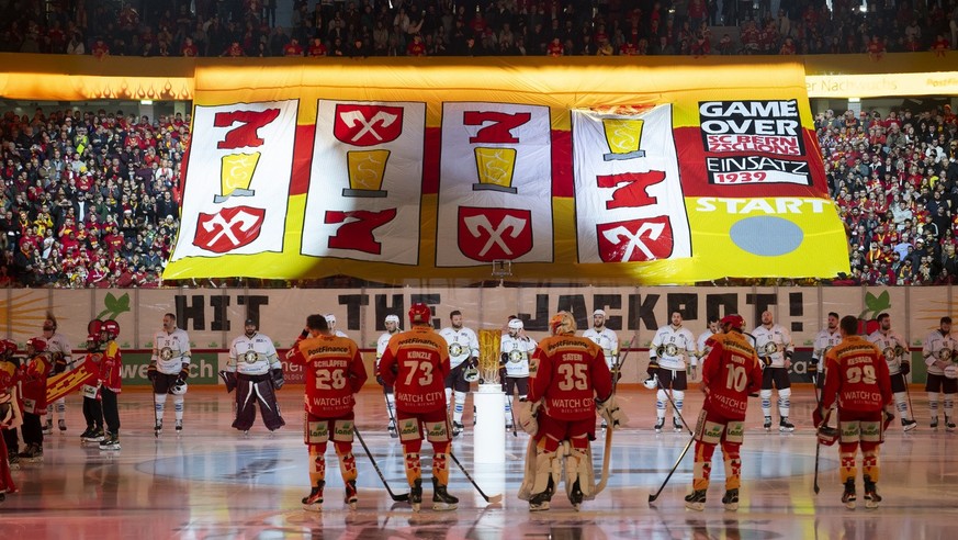 Les supporters biennois encourage leurs joueurs avant le coup d&#039;envoi du deuxieme match de la finale des play-off du Championnat de Suisse de hockey sur glace de National league entre le EHC Biel ...