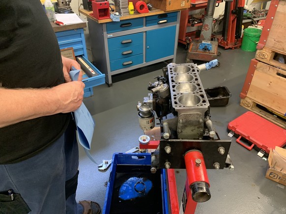 Patrick Röthlisberger réparant le moteur de sa Fiat 131 Racing Groupe 2.