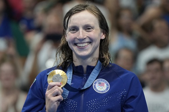 Katie Ledecky, of the United States, poses with her gold medal after winning the women&#039;s 1500-meter freestyle final at the 2024 Summer Olympics, Wednesday, July 31, 2024, in Nanterre, France. (AP ...