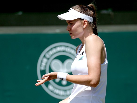 Elena Rybakina vit une nouvelle déception après avoir été sortie dès le deuxième tour à Roland-Garros.