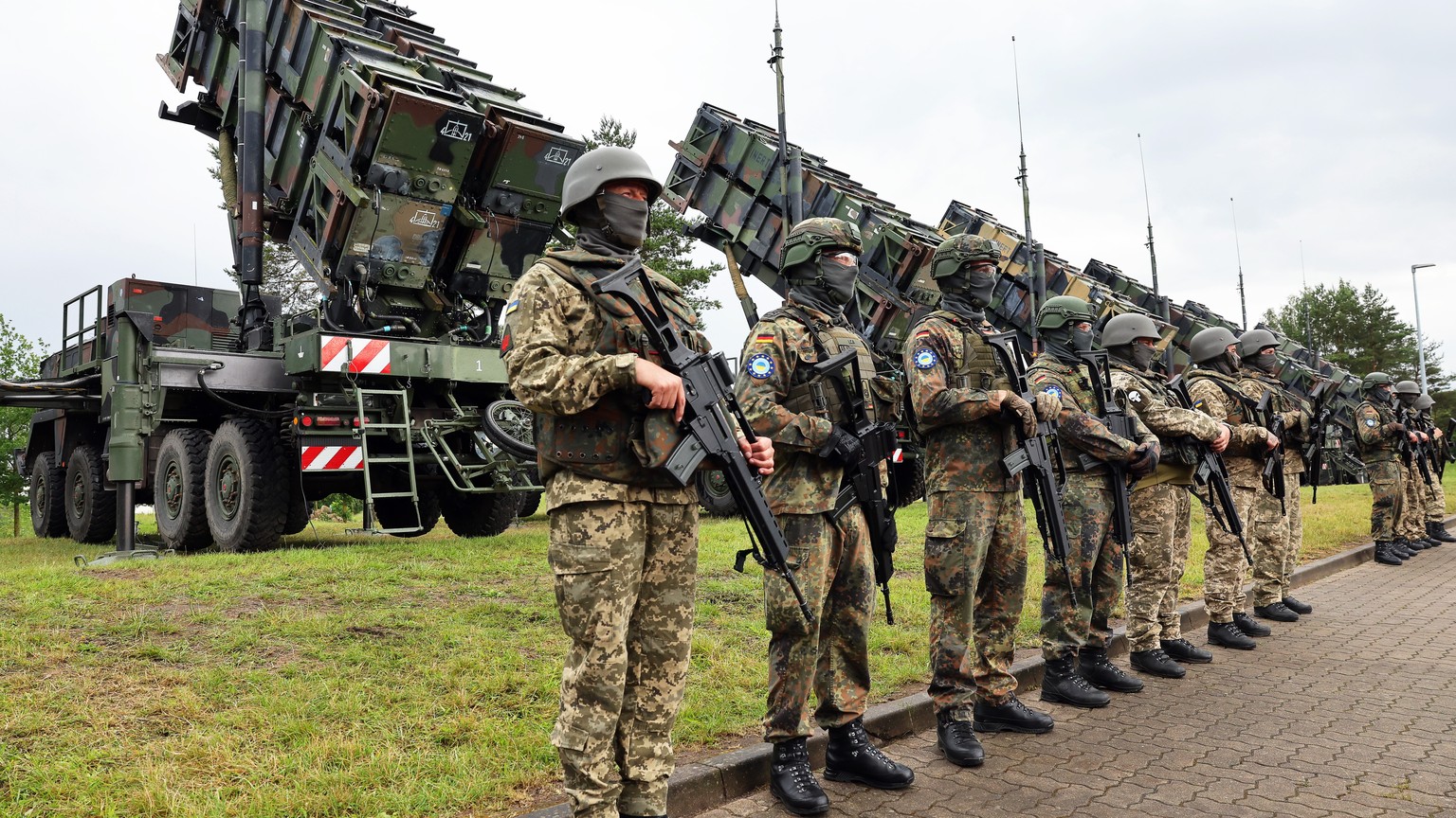 epa11404632 German and Ukrainian soldiers stand in front of &#039;Patriot&#039; anti-aircraft missile systems during the visit of Ukrainian President Zelensky to a military training area in Germany, 1 ...