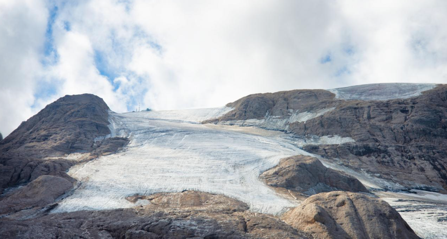 Un énorme bloc s'est détaché du glacier de la Marmolada. 