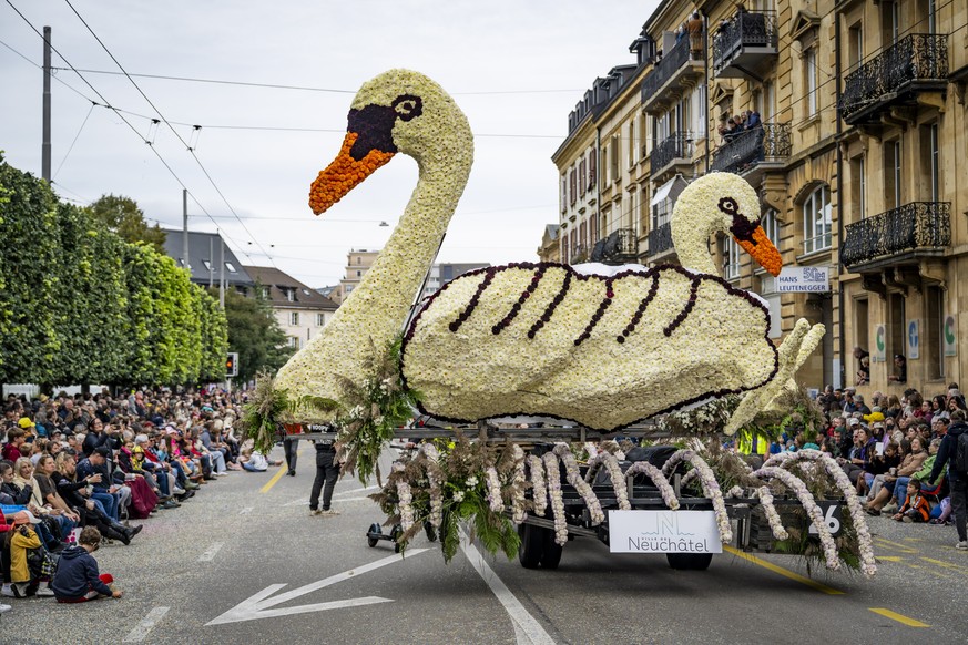 Le char fleuri de la ville de Neuchatel defile en cortege lors du &quot;Grand Corso fleuri&quot; l&#039;evenement phare de la Fete des Vendanges le dimanche 29 septembre 2024 a Neuchatel. (KEYSTONE/Je ...