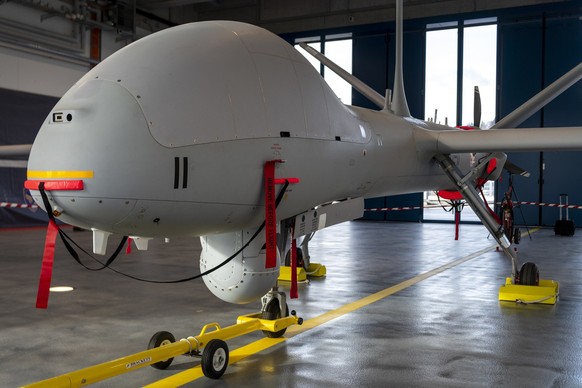 Die Drohne Hermes 900 HFE fuer das Aufklaerungsdrohnensystem 15 (ADS 15) wird auf dem Militaerflugplatz in Emmen vorgestellt, am Montag, 9. Dezember 2019. (KEYSTONE/Georgios Kefalas)