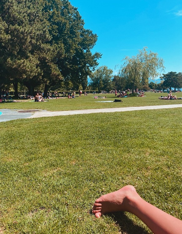 Chacun sa manière de prendre son pied sur le gazon municipal, jaunit par la canicule.