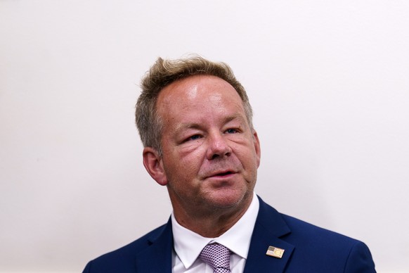 epa12223093 Host of Right Side Broadcasting Network Brian Glenn asks a question to White House Press Secretary Karoline Leavitt during a press briefing at the White House, Washington, DC, USA, 07 July ...