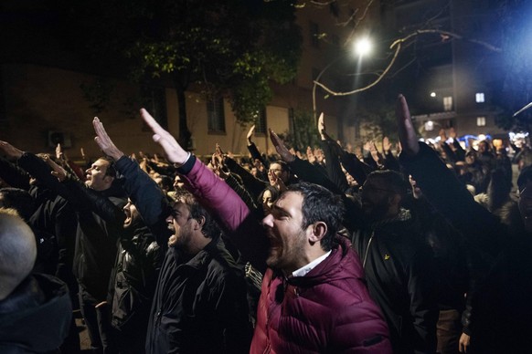 Des militants néofascistes célèbrent le 7 janvier devant le siège du MSI, en 2019.