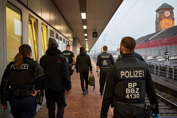 La police fédérale allemande contrôle les migrants dans les trains suisses.