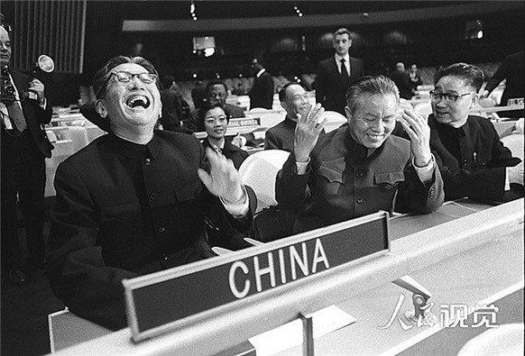 Die chinesische Uno-Delegation freut sich über den Wechsel des Uno-Sitzes von Taiwan zur Volksrepublik. 
https://www.chinadaily.com.cn/a/202111/20/WS61983c2ea310cdd39bc7673f_3.html
