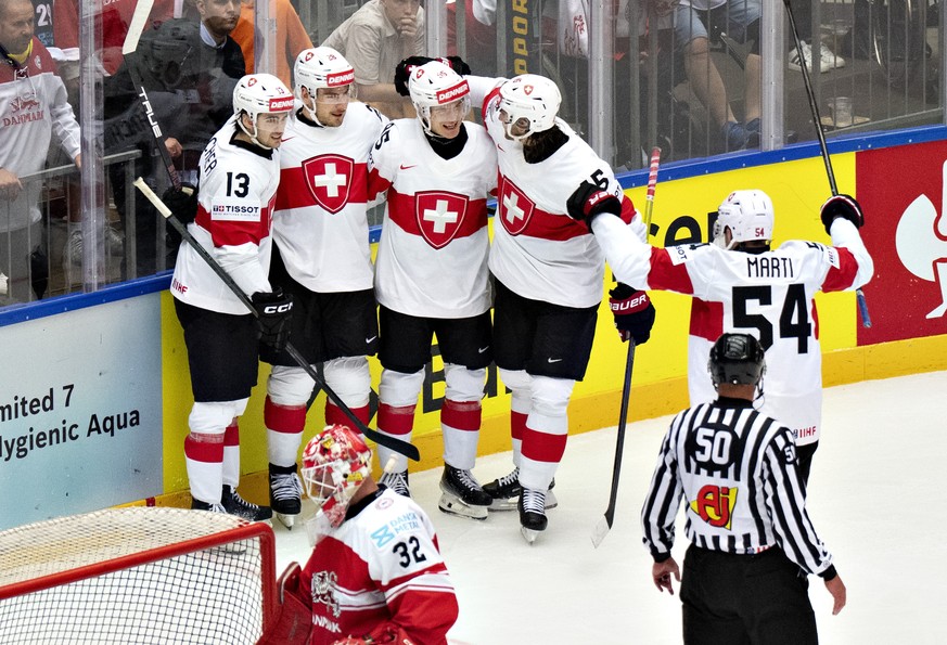 epa12089807 Tyler Moy of Switzerland celebrates with his teammates after scoring the 2-3 goal during the 2025 IIHF Ice Hockey World Championship group B match between Denmark and Switzerland in Hernin ...