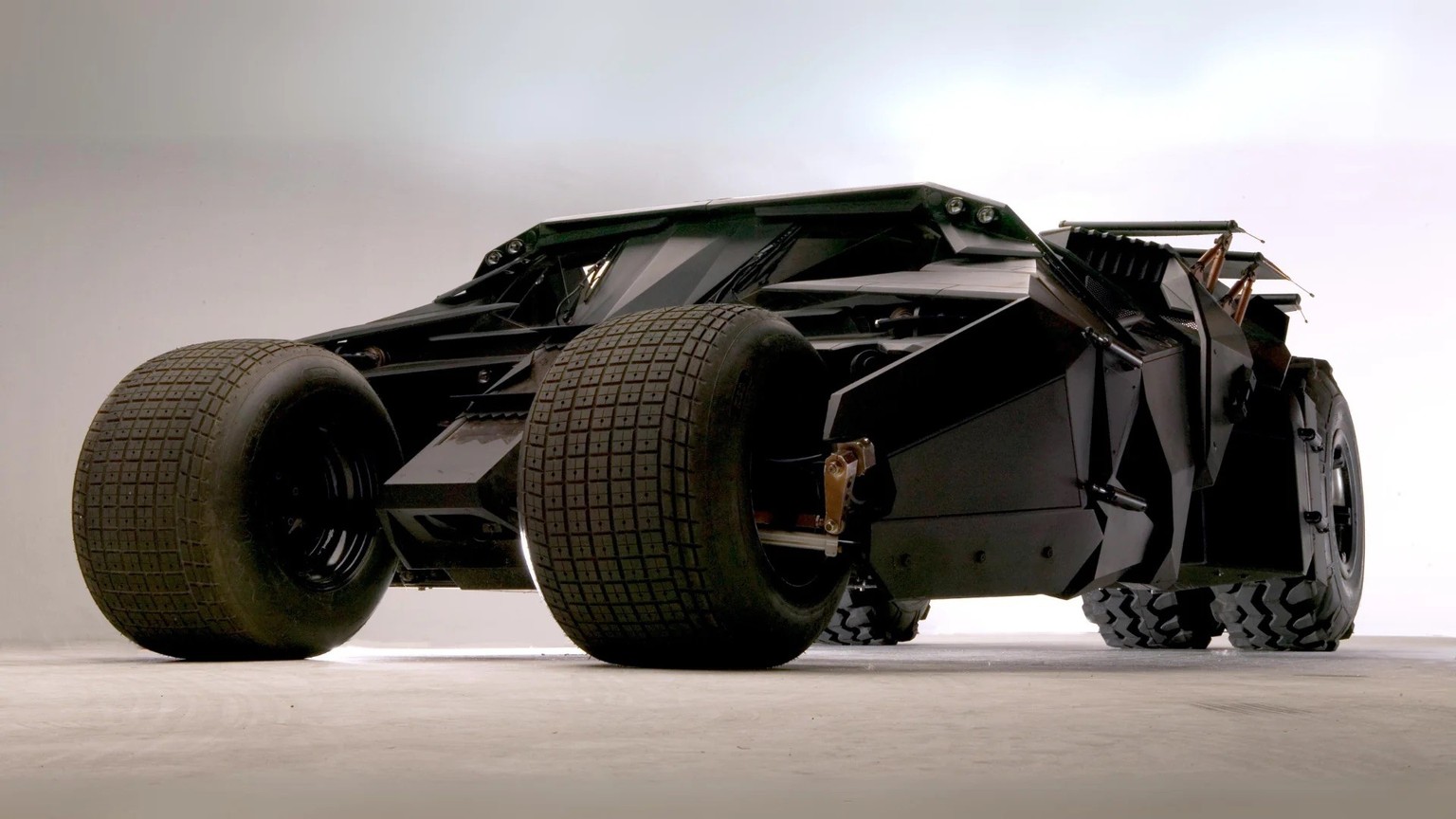 Wayne Enterprises Tumbler ... it Chevy LS3-V8-Motor. Kostenpunkt: 3 Millionen.
https://brucewaynex.com/pages/tumbler