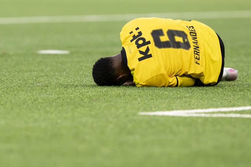 Edimilson Fernandes (YB) (verletzt) reagiert im Fussball Meisterschaftsspiel der Super League zwischen dem BSC Young Boys und dem FC Basel, im Stadion Wankdorf in Bern, am Sonntag, 2. November 2025. ( ...