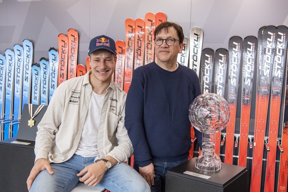 Der Manager, Michael Schiendorfer, rechts, und der Schweizer Skirennfahrer Marco Odermatt, links, anlaesslich einer Medienkonferenz beim Schweizer Skihersteller Stoeckli Ski in Malters im Kanton Luzer ...