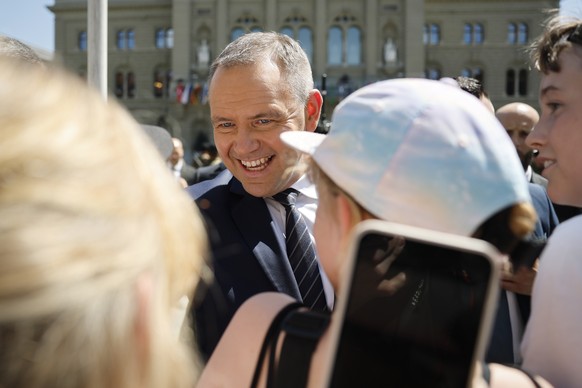 epa12998167 President of the Republic of Poland Karol Nawrocki (C) talks to young visitors during a state visit in Bern, Switzerland, 27 May 2026. The Polish president is on a two-day state visit to S ...
