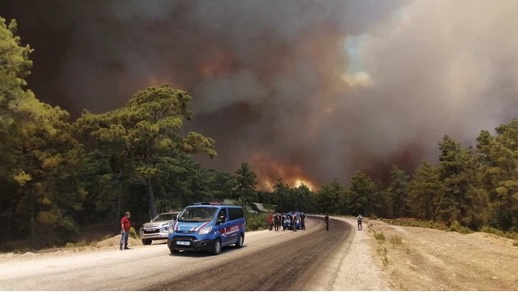Les incendies de forêt menacent la région de villégiature d'Antalya.