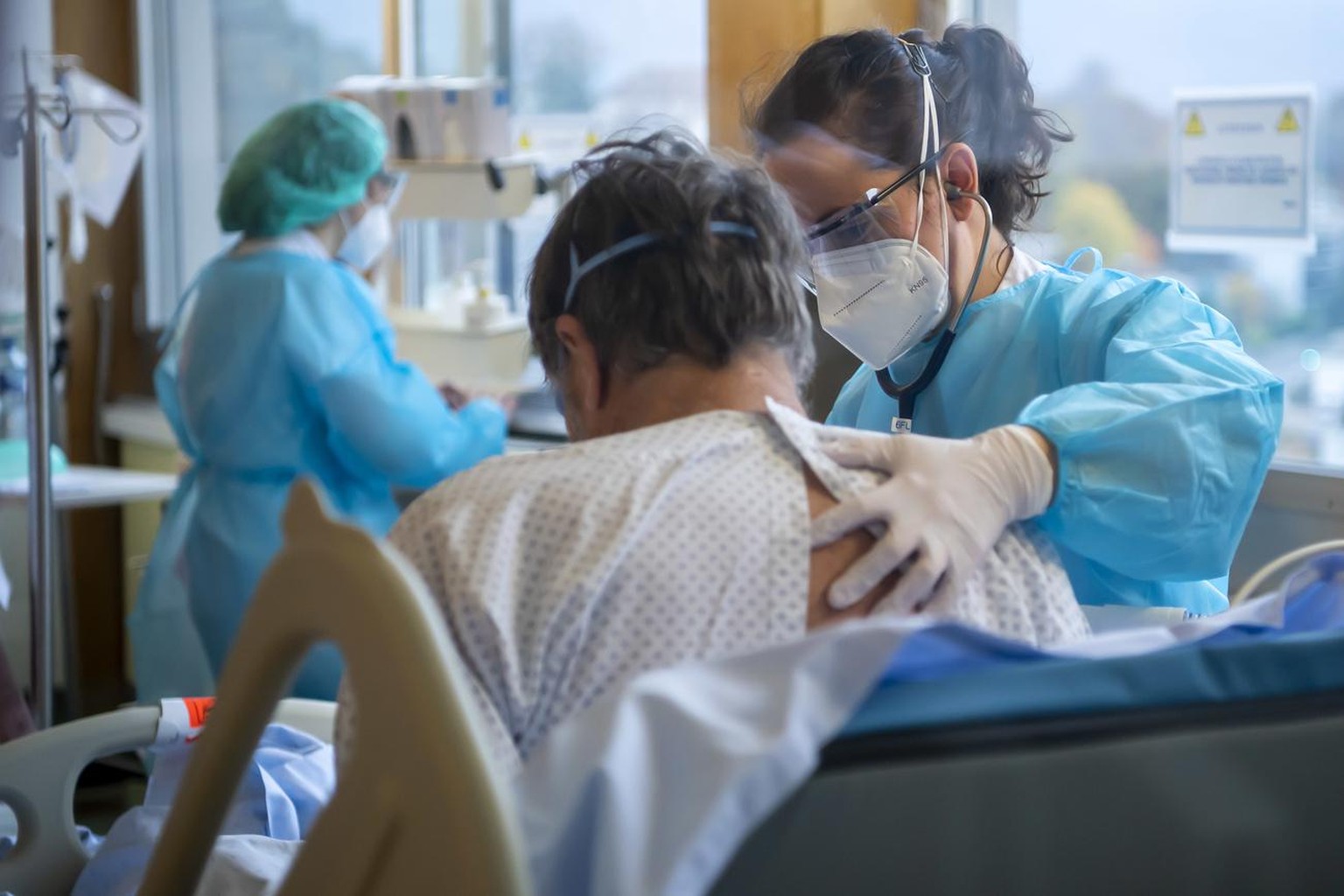 Medical workers treat a patient with COVID-19 at the intermediate care services of Geneva University Hospitals (HUG), during the state of emergency of the coronavirus disease (COVID-19) outbreak, in G ...