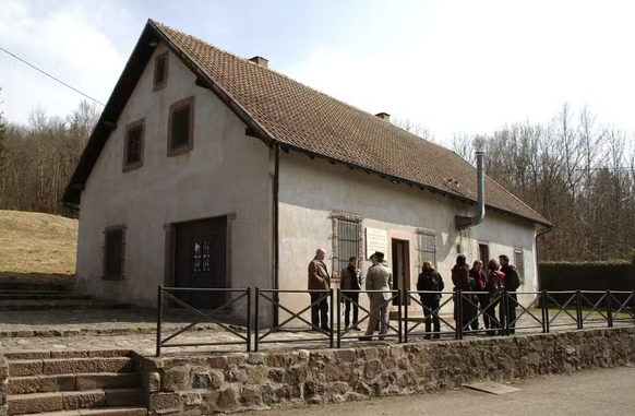 Le bâtiment annexe abritant la chambre à gaz au camp de Natzweiler-Struthof, photographié en avril 2013.