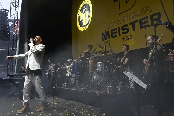 Guillaume Hoarau, feiert mit YB Fans anlaesslich des Meisterumzuges, und der Meisterfeier, am Sonntag, 7. Mai 2023, im Wankdorf Stadion in Bern. (KEYSTONE/Marcel Bieri)