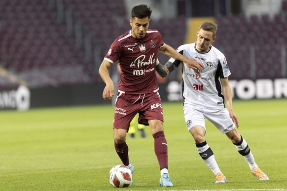 Servette&#039;s midfielder Boris Cespedes, left, fights for the ball with Lugano&#039;s forward Mattia Bottani, right, during the Super League soccer match of Swiss Championship between Servette FC an ...