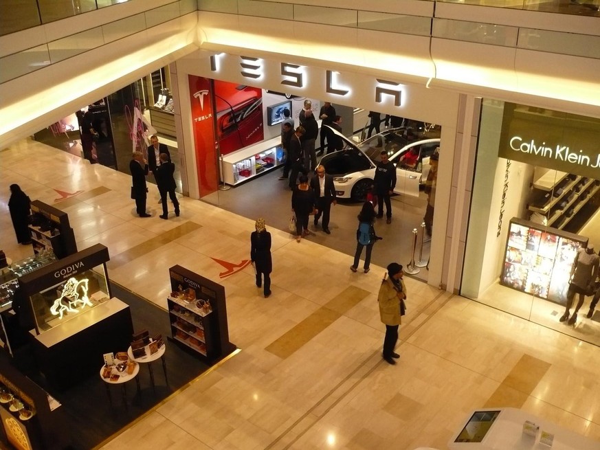 Ouverture d'un Tesla Store dans le centre commercial Westfield Mall à Londres en octobre 2013.