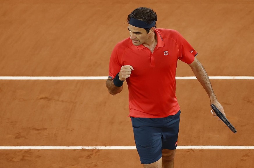 epa09250299 Roger Federer of Switzerland in action against Dominik Koepfer of Germany during their third round match at the French Open tennis tournament at Roland Garros in Paris, France, 05 June 202 ...