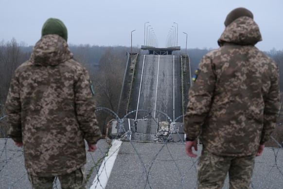 epa12602938 Members of the State Border Guard Service of Ukraine guard at a crossing point on the border with Belarus in Chernihiv Oblast, Ukraine, 18 December 2025 (issued 19 December 2025). The brid ...