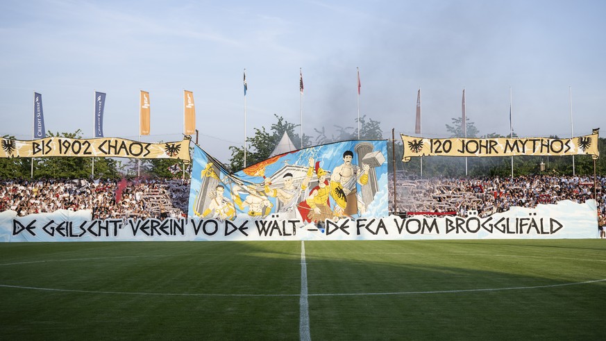 Aarau Fans zeigen ihre Fahnen in der Fussball Challenge League zwischen dem FC Aarau und dem FC Vaduz im Stadion Bruegglifeld in Aarau, am Samstag, 21. Mai 2022. (KEYSTONE/Ennio Leanza)