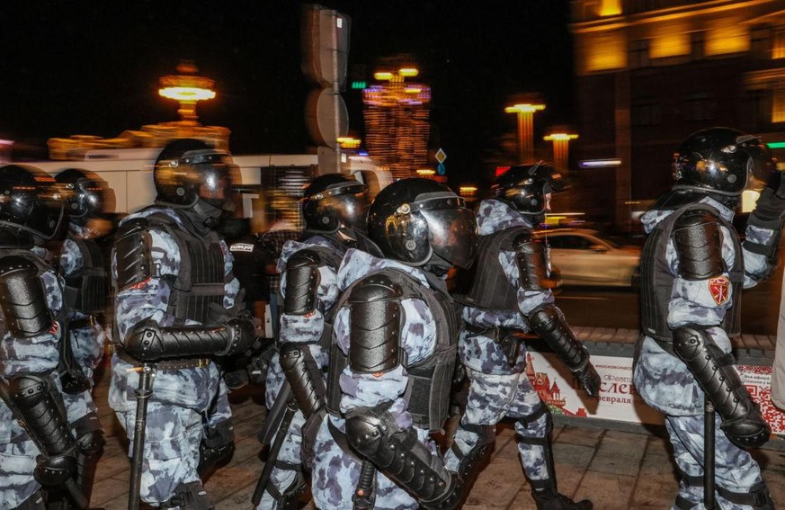 Une unité anti-émeute se déploie dans le centre de Moscou pour contrer les manifestants, ce jeudi 24 février.
