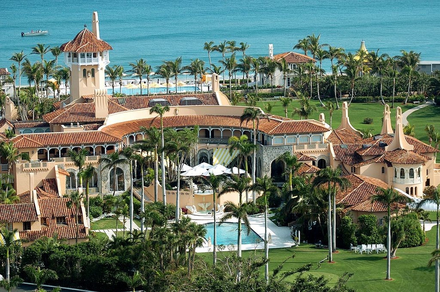 UNITED STATES - JANUARY 22: Aerial view of Mar-a-Lago, the oceanfront estate of billionaire Donald Trump in Palm Beach, Fla. Trump and Slovenian model Melania Knauss will hold their reception at the m ...
